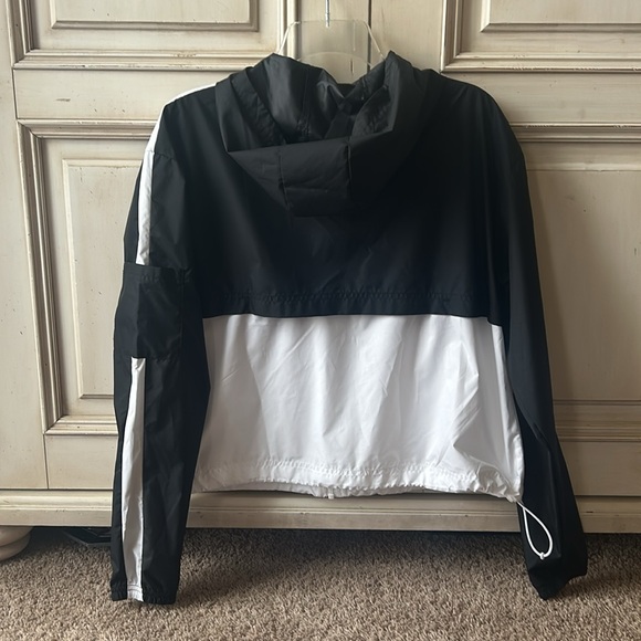 Nike women’s windbreaker jacket - Picture 2 of 9